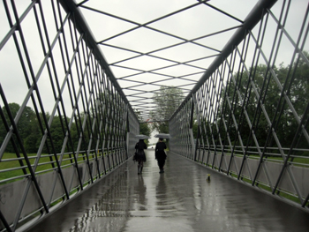 Carina und K&auml;the mit ihren Schirmen auf der Br&uuml;cke zum Blackfield Festival