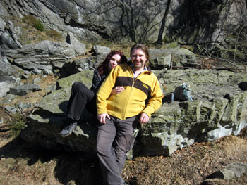 Rolf Blenn und Nica Sodip bei den Bruchhauser Steinen
